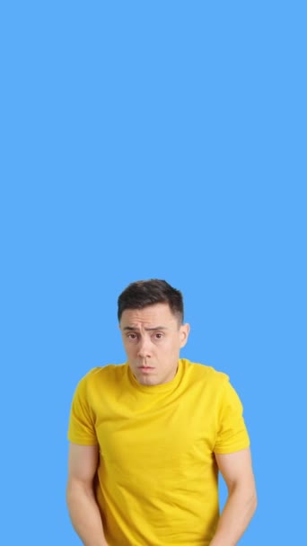 Video Studio Blue Background Insecure Casual Man Looking All — Stock Video