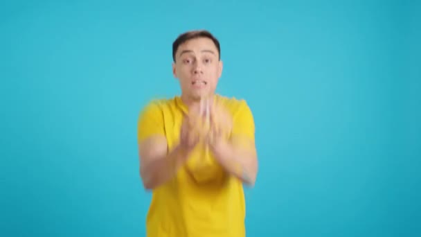 Відео Божевільного Смішного Чоловіка Танцює Конфетті Падає Нього — стокове відео