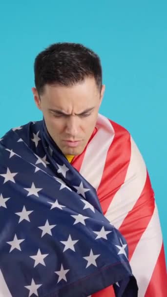 Video Studio Blue Background Proud Man Wrapped North American Flag — Stock Video
