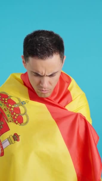 스튜디오 스페인 국기로 둘러싸인 스러운 남자의 비디오가 남자는 아래에서 나타나서 — 비디오