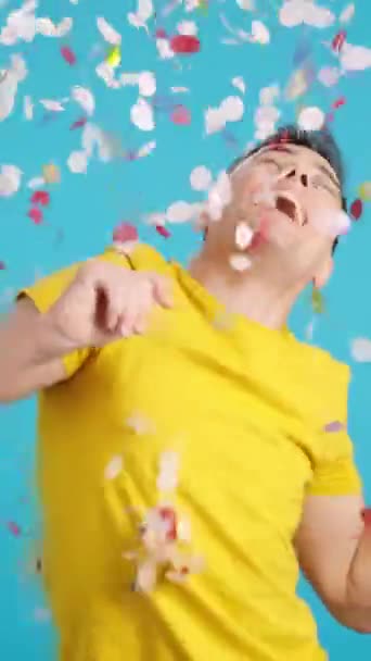 Video Studio Blue Background Happy Man Dances Confetti Falls Him — Stock Video