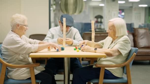 Видео Приближается Трем Пожилым Людям Играющим Умелые Игры Доме Престарелых — стоковое видео