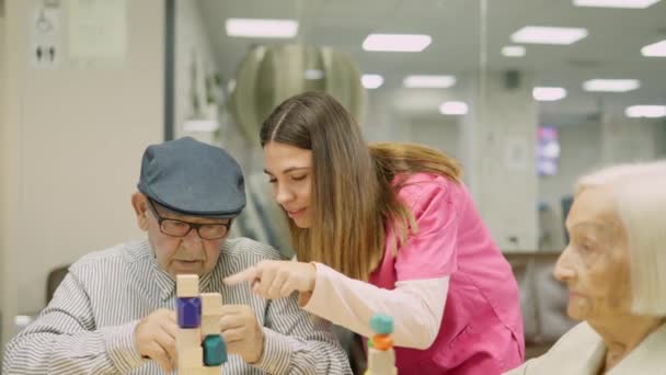 Wideo Przyjaznej Pielęgniarki Pomaga Starszemu Mężczyźnie Rozwiązać Grę Umiejętności Następnie — Wideo stockowe