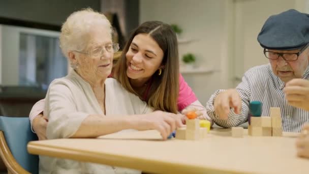 一位温柔的照顾者微笑着帮助一位老年病学的老年妇女的视频 — 图库视频影像