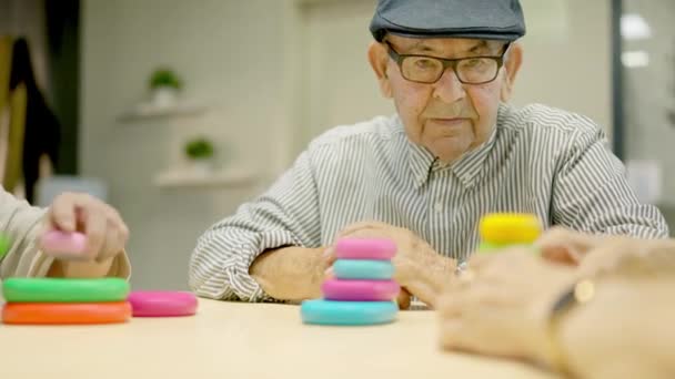一个头戴贝雷帽的老年人带着一副严肃的老年病表情看着照相机的视频 — 图库视频影像