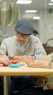 Huzurevi sakinlerine yaklaşan video yetenek oyunları çözüyor.