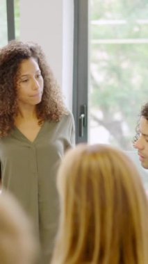 Kafkasyalı bir kadın yöneticinin iş yerinde çalışanlarını azarlarken yavaş çekim videosu.