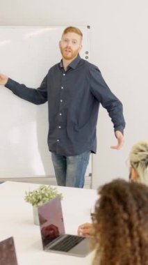 İş görüşmesi sırasında beyaz tahta kullanan bir adamın yavaş çekim videosu.