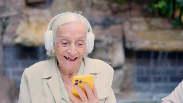 Video Van Een Gelukkige Oudere Vrouw Die Naar Muziek Luistert — Stockvideo