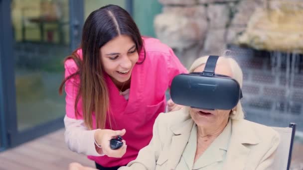 Nagranie Pielęgniarki Zdalnie Kontrolującej Wizję Starszej Kobiety Używającej Gogli Wirtualnej — Wideo stockowe
