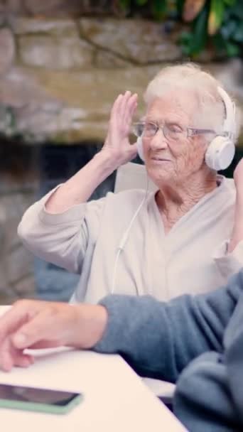 Video Una Donna Anziana Che Ascolta Musica Nel Giardino Della — Video Stock