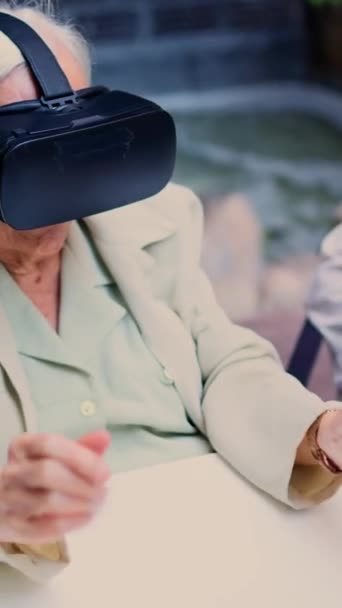 Video Starší Ženy Gestikulující Při Použití Brýle Virtuální Reality Geriatrickém — Stock video