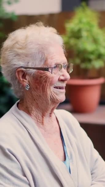 Nagranie Zbliżające Się Powoli Starszej Kobiety Odwracającej Wzrok Przed Domem — Wideo stockowe