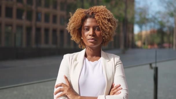 Відео Серйозної Африканської Бізнес Леді Перетинає Руки Вулиці — стокове відео