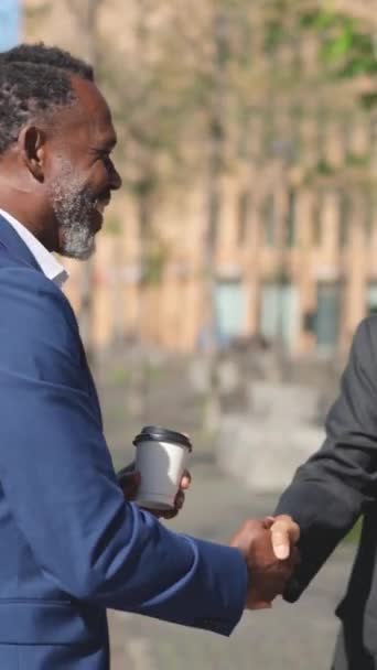一位非洲商人与金融区的同事握手的视频 — 图库视频影像