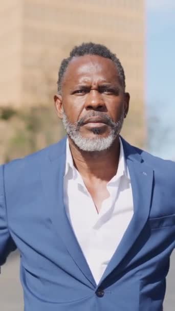 Video Stolt Moden Afrikansk Forretningsmand Der Krydser Arme Kigger Kameraet – Stock-video