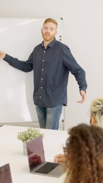 一个男人在商务会议上用白板讲话的慢镜头 — 图库视频影像