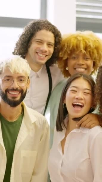 Zpomalené Video Skupiny Multietnických Spolupracovníků Kteří Společně Usmívají Před Kamerou — Stock video