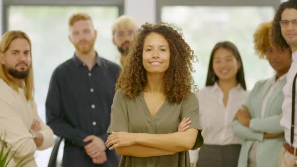 Відео Повільного Руху Жінки Яка Очолює Групу Співробітників Пишаються Офісі — стокове відео