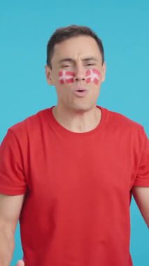 Film stüdyosunda, tutkulu ve gergin bir adamın Danimarka için tezahürat yaptığı bir video sonunda kaybedilen heyecan verici bir maç sırasında