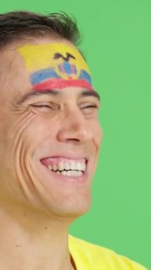 Stüdyoda yüzü İspanyol bayrağı ile boyanmış mutlu bir adamın krom rengi ile fotokopi odasına boş bir şekilde bakan bir video. Kapat.