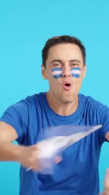 Stüdyoda, El Salvador için coşkuyla tezahürat eden ve ulusal bayrak sallayan bir adamın kromasıyla.