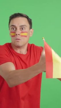 Stüdyoda, hakemlerin kararına kızgın bir şekilde elinde İspanyol bayrağı sallayan bir adamın krom görüntüsü var.