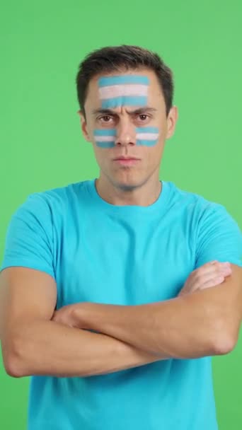 Video Studiu Chromou Důstojného Seriózního Muže Argentinskou Vlajkou Namalovanou Tváři — Stock video