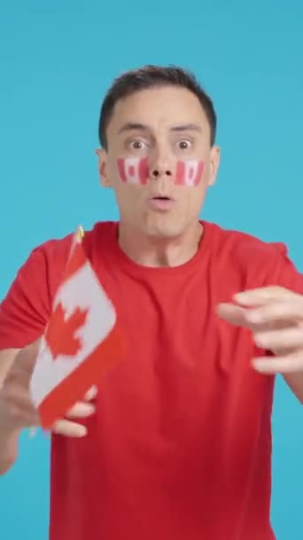 录像在演播室里 一个男人挥舞着一面加拿大国旗 对裁判的裁决感到愤怒 — 图库视频影像