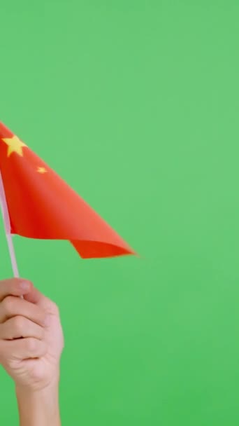 Zpomalené Video Studiu Barevnou Rukou Mávající Praporem Čínské Národní Vlajky — Stock video