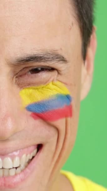 Видео Студии Хромой Крупного Плана Человека Колумбийским Флагом Нарисованным Лице — стоковое видео