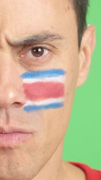 Видео Студии Хромой Крупным Планом Серьезного Человека Нарисованным Лице Коста — стоковое видео