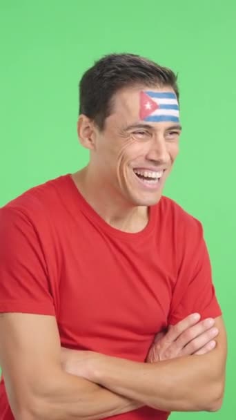 Vídeo Estúdio Com Croma Homem Feliz Com Bandeira Cubana Pintada — Vídeo de Stock