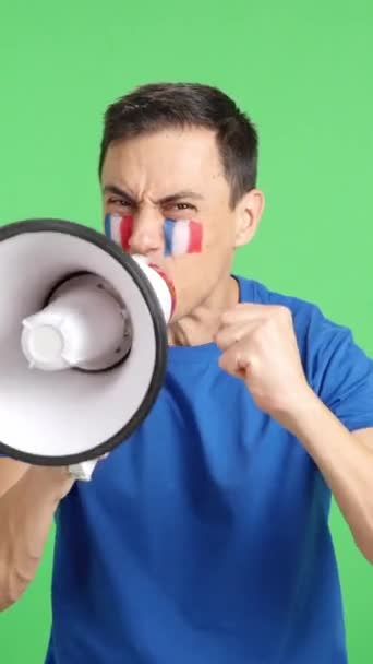 Stüdyoda Yüzünde Fransız Bayrağı Olan Bir Adamın Megafonla Kalabalığı Topladığı — Stok video