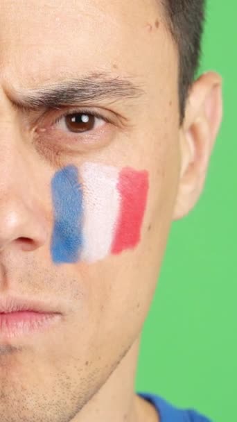 Film Studiu Chromą Zbliżenia Poważnego Mężczyzny Francuską Flagą Namalowaną Twarzy — Wideo stockowe
