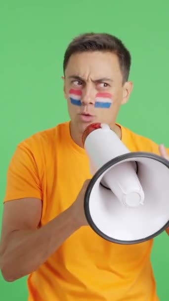 Видео Студии Хромой Человека Голландским Флагом Нарисованным Лице Сплачивающего Толпу — стоковое видео
