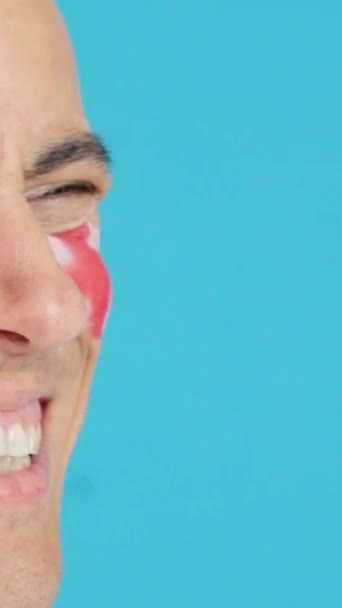 Video Estudio Con Croma Hombre Feliz Con Bandera Inglesa Pintado — Vídeo de stock