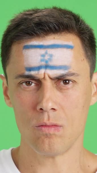Video Studiu Chromou Zblízka Seriózního Muže Izraelskou Vlajkou Namalovanou Obličeji — Stock video