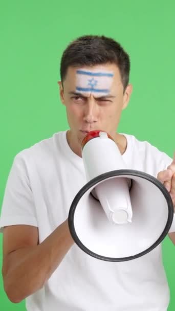 Видео Студии Хромой Человека Флагом Израиля Нарисованным Лице Сплачивающего Толпу — стоковое видео