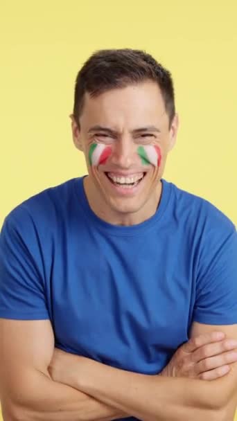 Video Studiu Chromou Muže Stojící Italskou Vlajkou Namalovanou Tváři Usmívající — Stock video