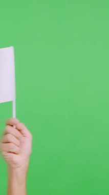 Stüdyoda bir elin krom rengi ile yavaş çekim videosu Japonya bayrağını sağa sola sallıyor.