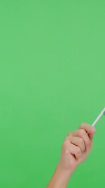 Stüdyoda yavaş çekim videosu, bir elin krom rengiyle Nijerya bayrağını sağa sola sallaması.