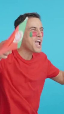 Stüdyoda, Portekiz 'e tezahürat yapan, ulusal bir bayrak sallayan ve boş bir şekilde fotokopi odasına bakan bir adamın kromasıyla.