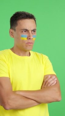 Stüdyoda Ukraynalı bir vatanseverin ciddi bir ifadeyle bakışlarını çevirdiği bir video.
