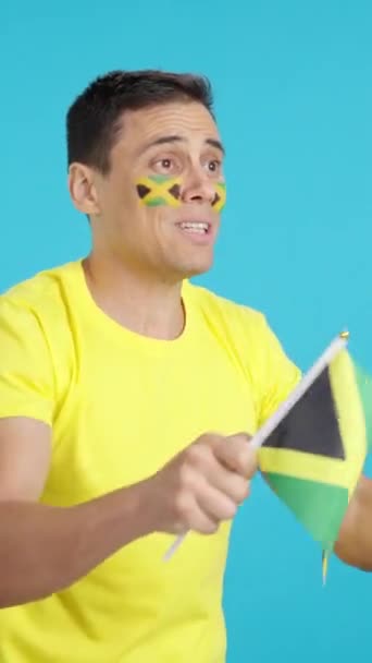 Video Studiu Chromou Nervózního Muže Povzbuzující Jamajku Během Vzrušujícího Zápasu — Stock video