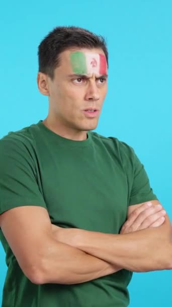 Stüdyoda Meksika Bayraklı Bir Adamın Ciddi Bir Ifadeyle Yüzünü Boyadığı — Stok video