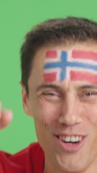 Stüdyoda Yüzünde Norveç Bayrağı Olan Norveç Takımını Destekleyen Bir Adamın — Stok video