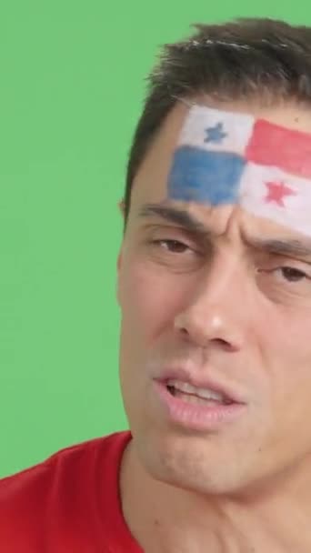 在演播室里用彩色的特写拍摄了一个非常紧张的男人 他的脸上挂着泛美式国旗 在一场比赛中 他支持着泛美式球队 这场比赛最后以失败告终 — 图库视频影像