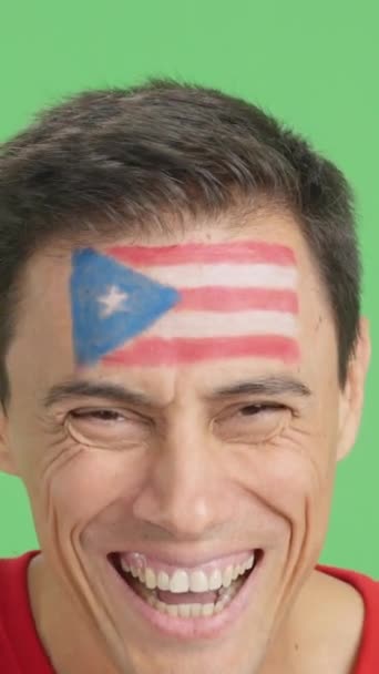 Видео Студии Хромой Крупного Плана Человека Пуэрториканским Флагом Нарисованным Лице — стоковое видео