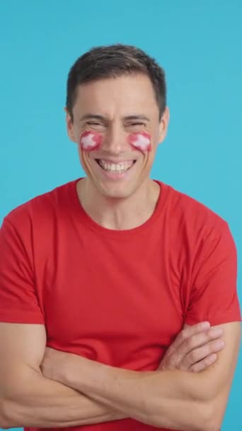 Відео Студії Хромою Чоловіка Стоїть Прапором Намальованим Обличчі Посміхаючись Схрещеними — стокове відео